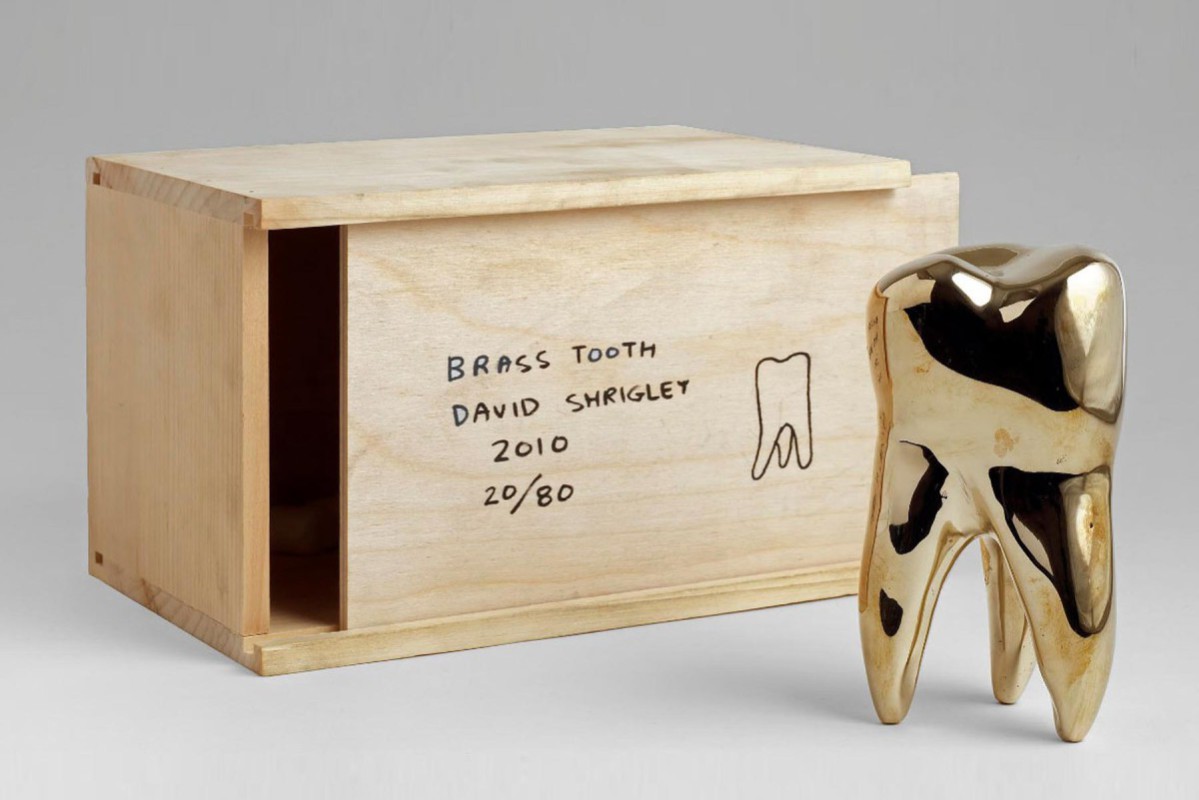 "Brass Tooth", di David Shrigley (2010)